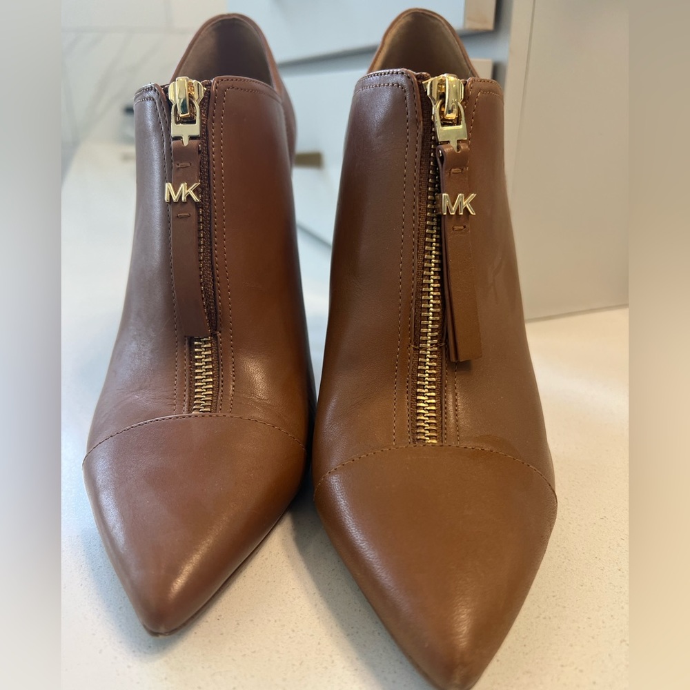 Sophisticated leather ankle boots!